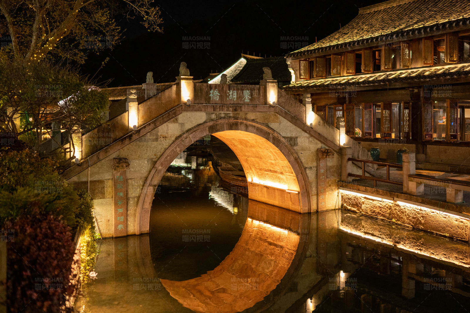 夜色古桥映水中图片