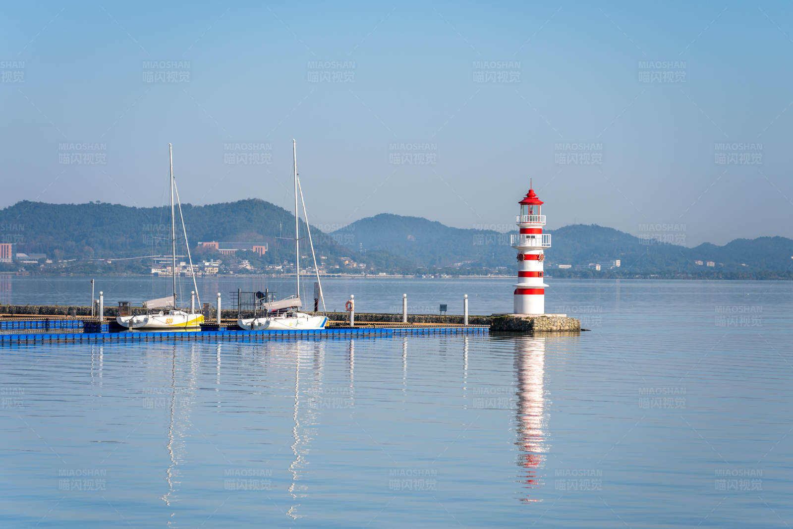 宁静海港灯塔与帆船图片