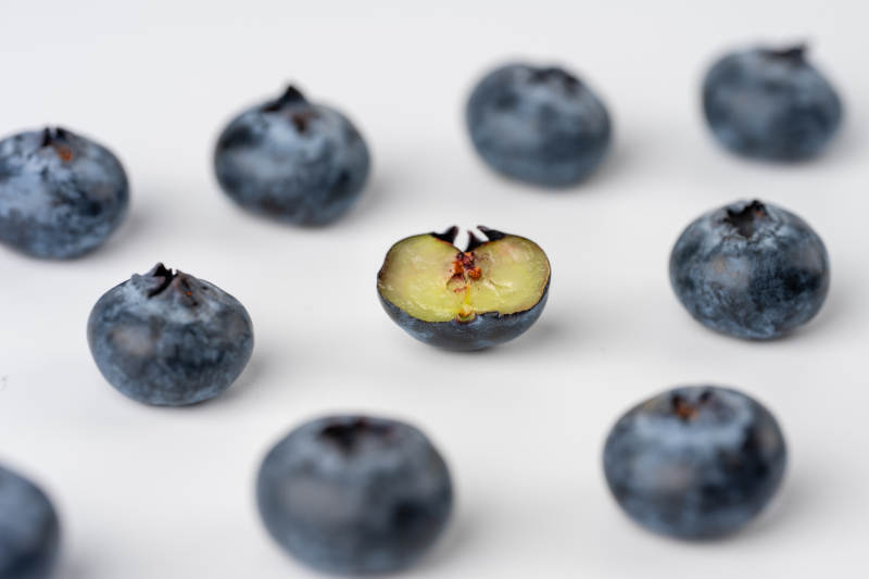 蓝莓群中的切开果实图片