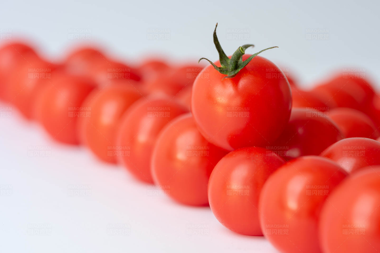突出的樱桃番茄图片