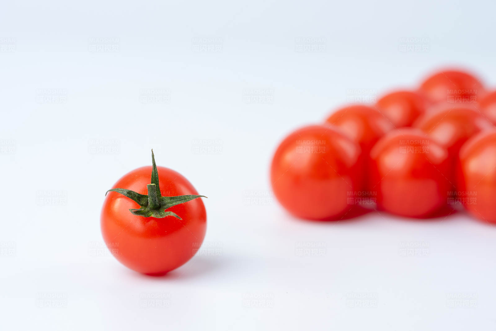 孤独的樱桃番茄图片