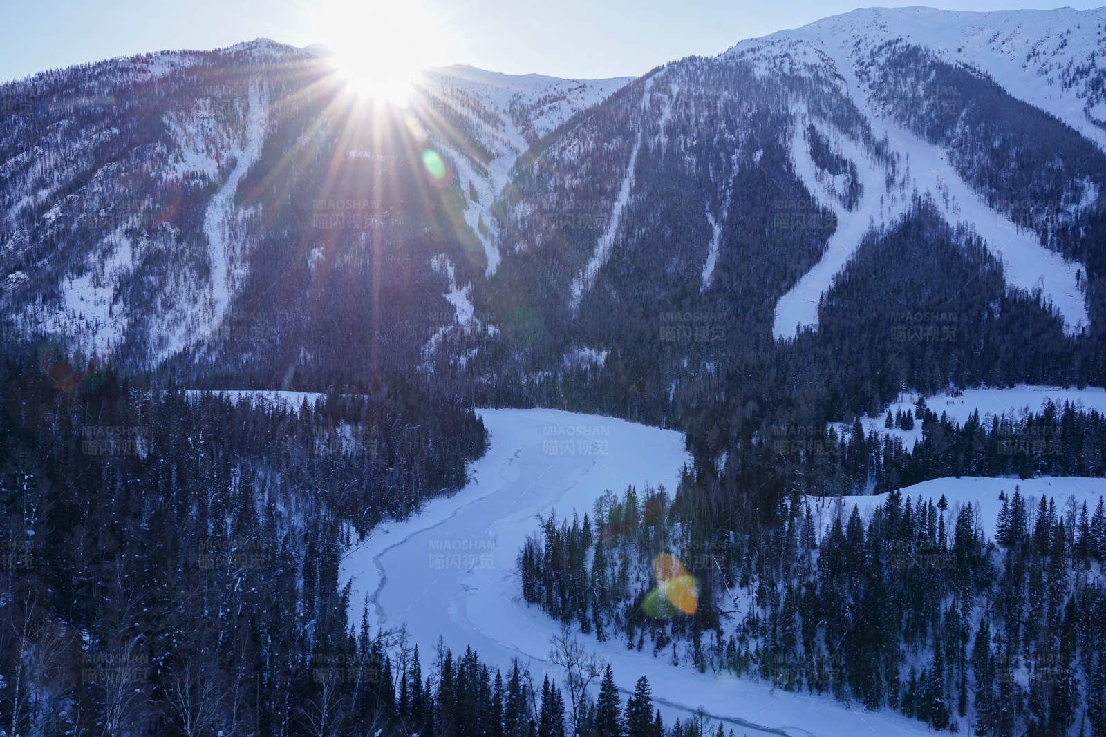 冬日新疆月亮湾图片
