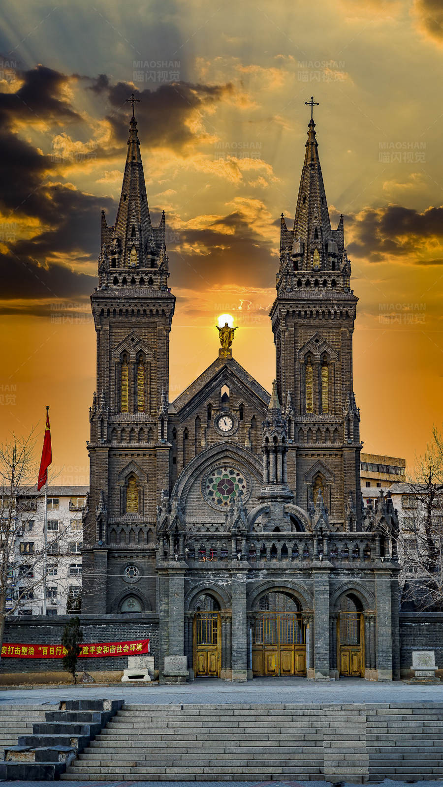 夕阳下的沈阳小南天主教堂图片