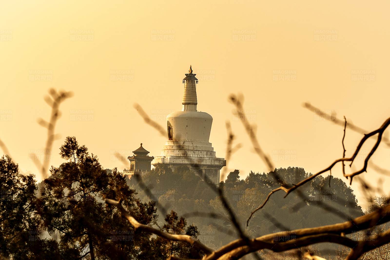 白塔夕阳图片