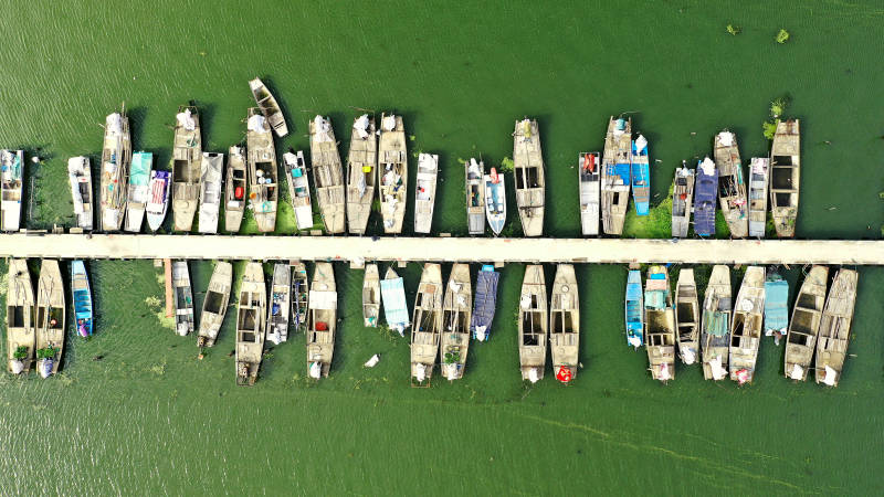 航拍码头停泊的船只图片