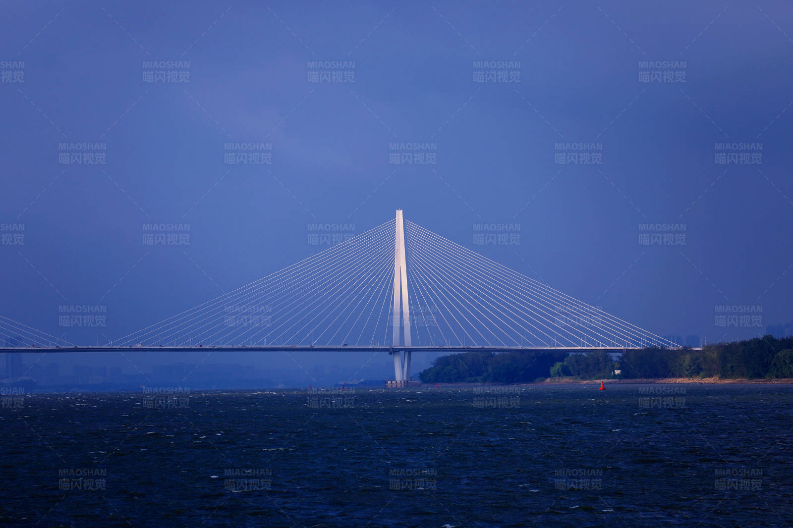 跨海大桥光影图片