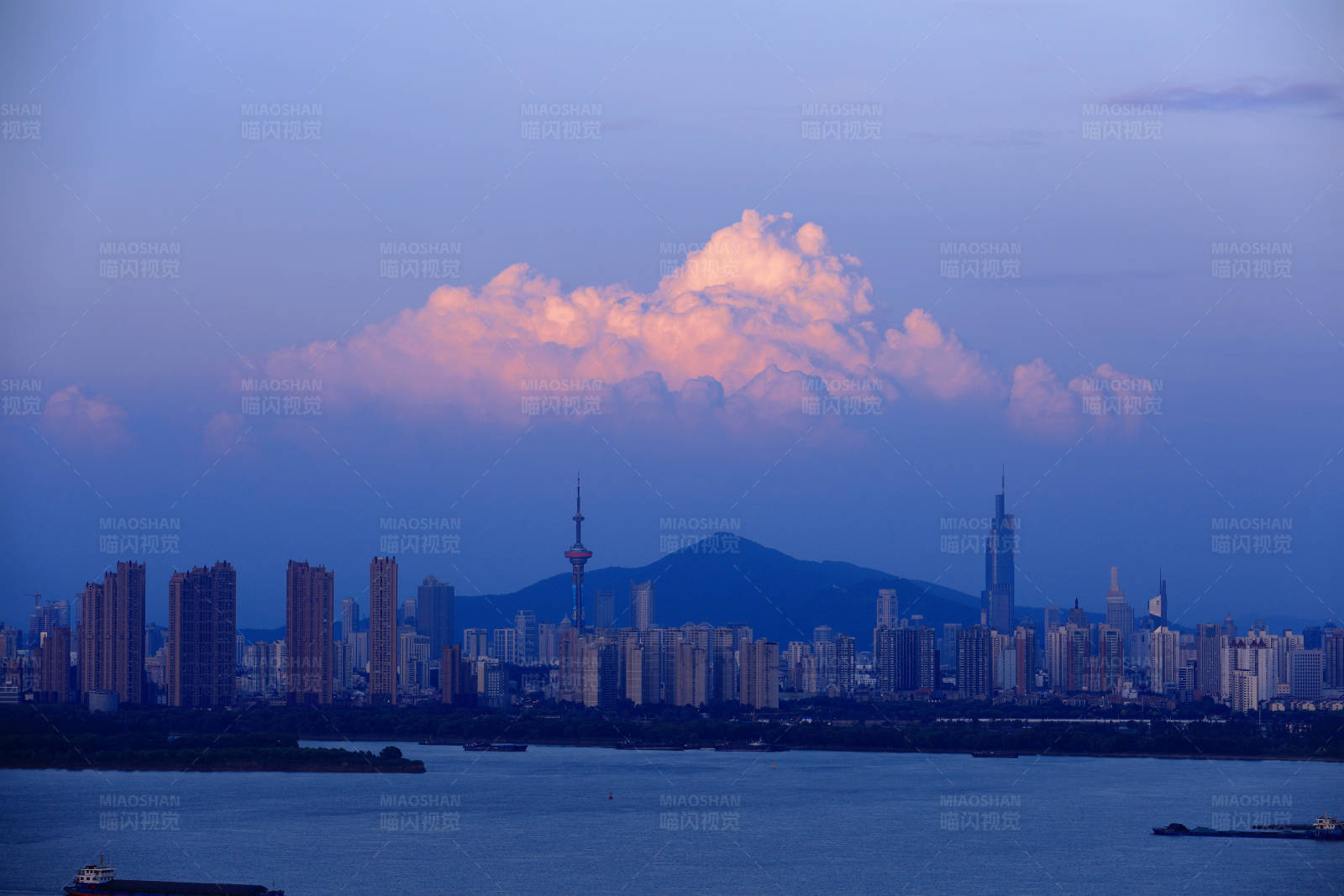 日落时南京城市天际线与云彩图片