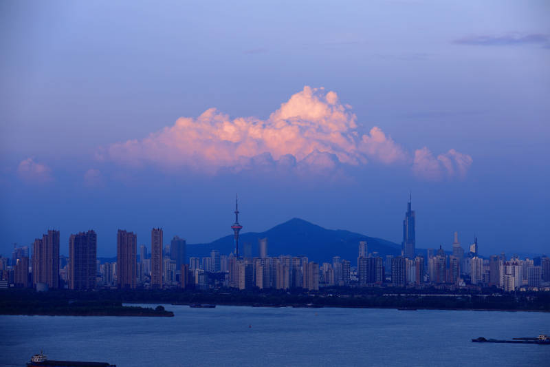 日落时南京城市天际线与云彩图片