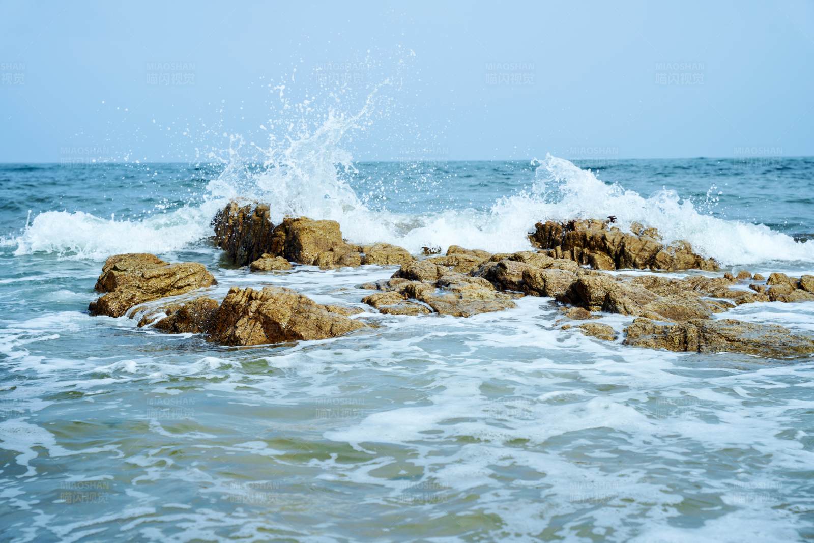 海浪冲击岩石图片