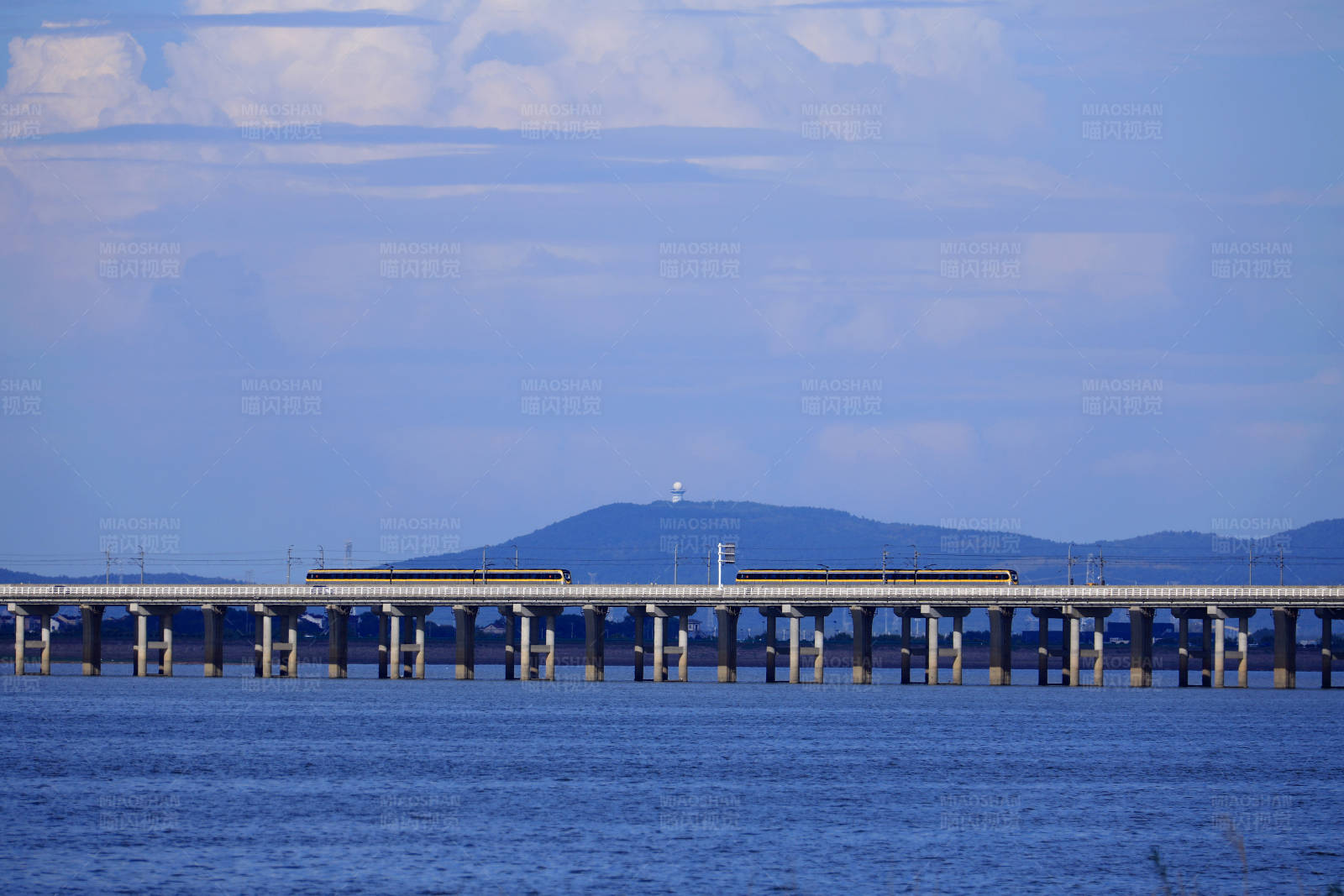 南京石臼湖特大桥上交汇的两列地铁图片