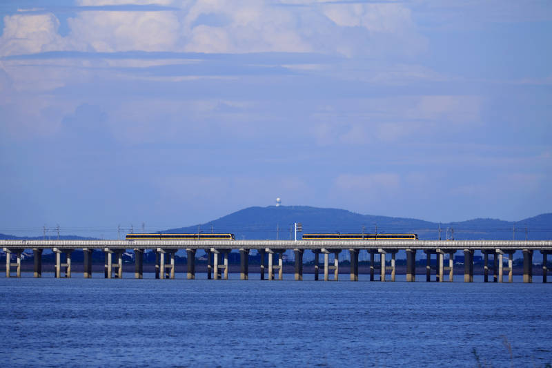 南京石臼湖特大桥上交汇的两列地铁图片