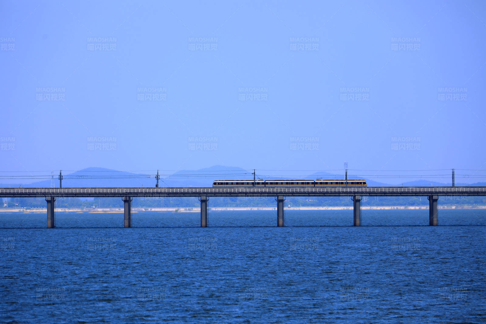 南京石臼湖特大桥上驶过的地铁图片