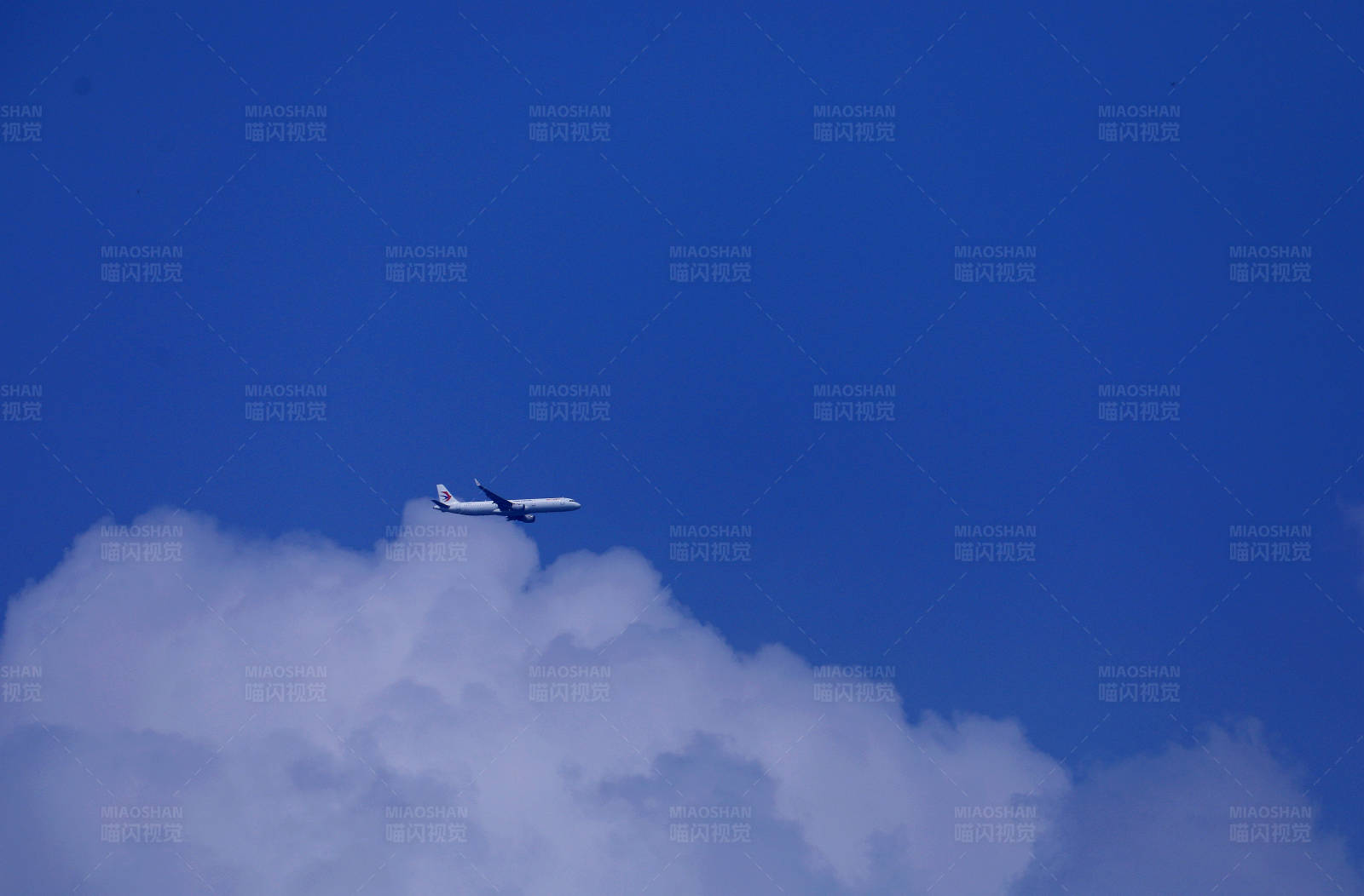 蓝天白云飞机飞图片