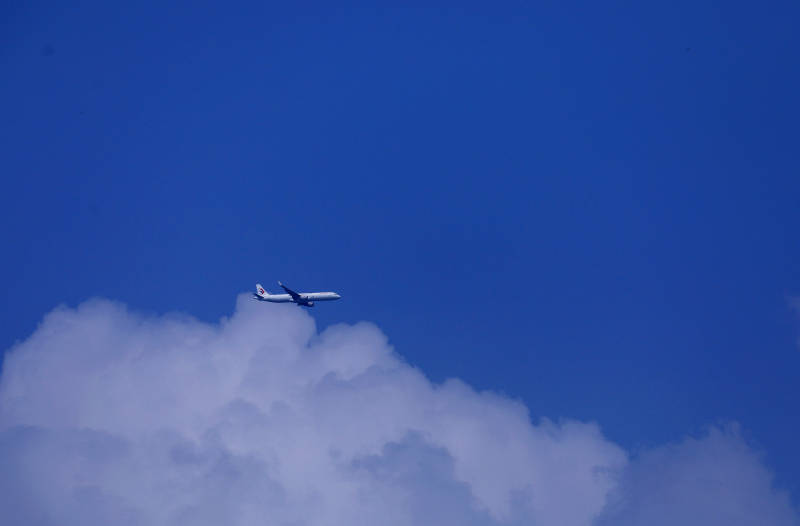 蓝天白云飞机飞图片