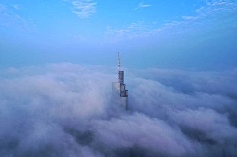 航拍云雾中的南京紫峰大厦图片