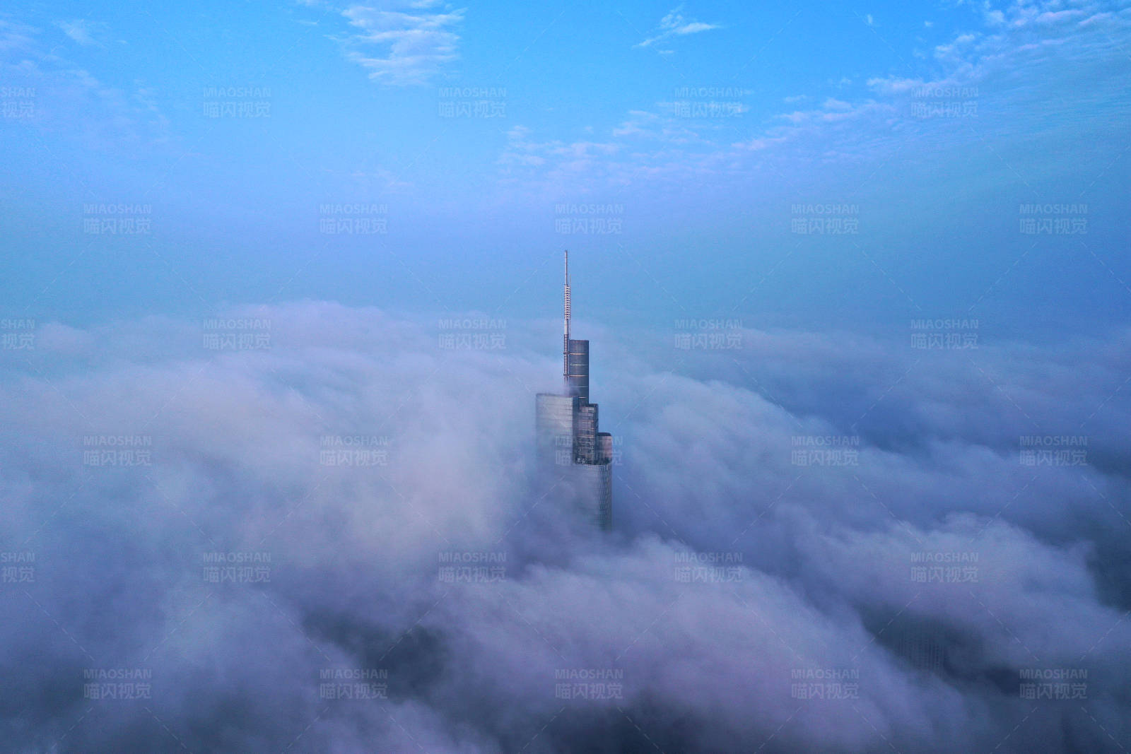 航拍云雾中的南京紫峰大厦图片