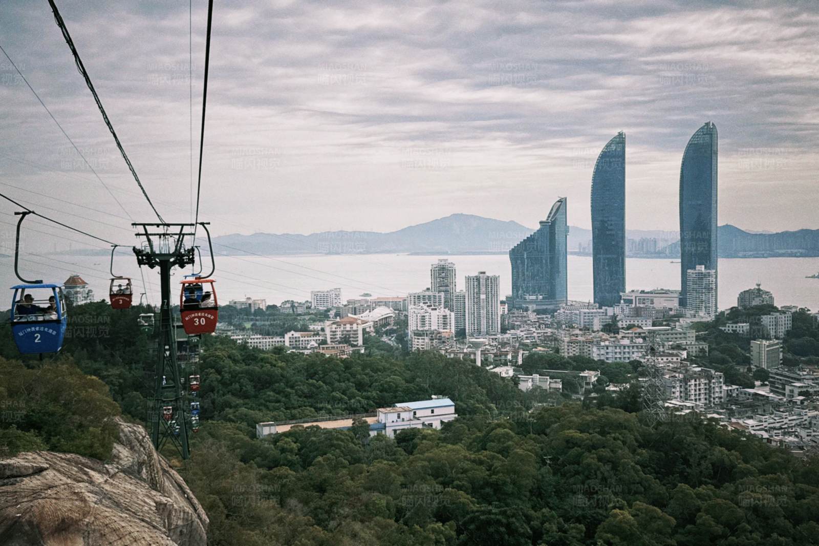 城市缆车观景图图片