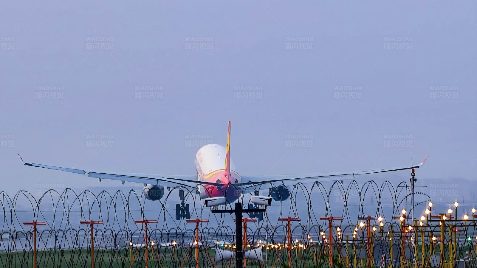 飞机降落夜幕降临图片