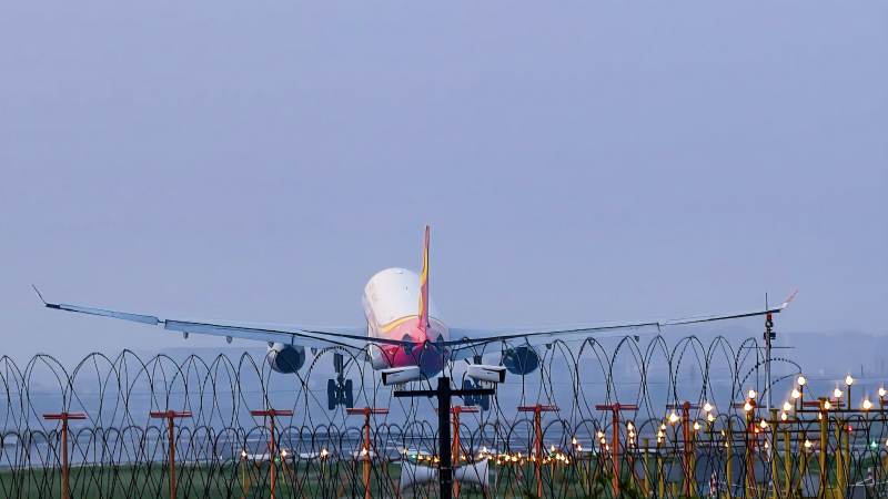 飞机降落夜幕降临图片