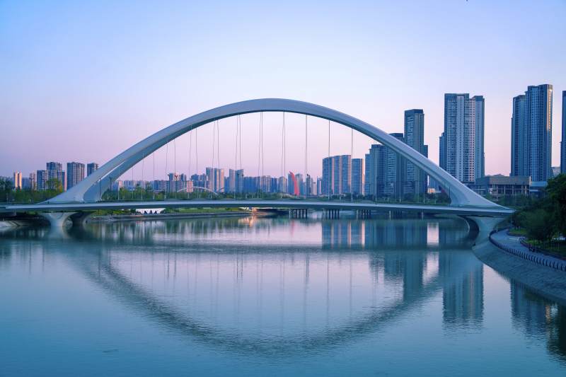 城市之桥 黄昏映水图片