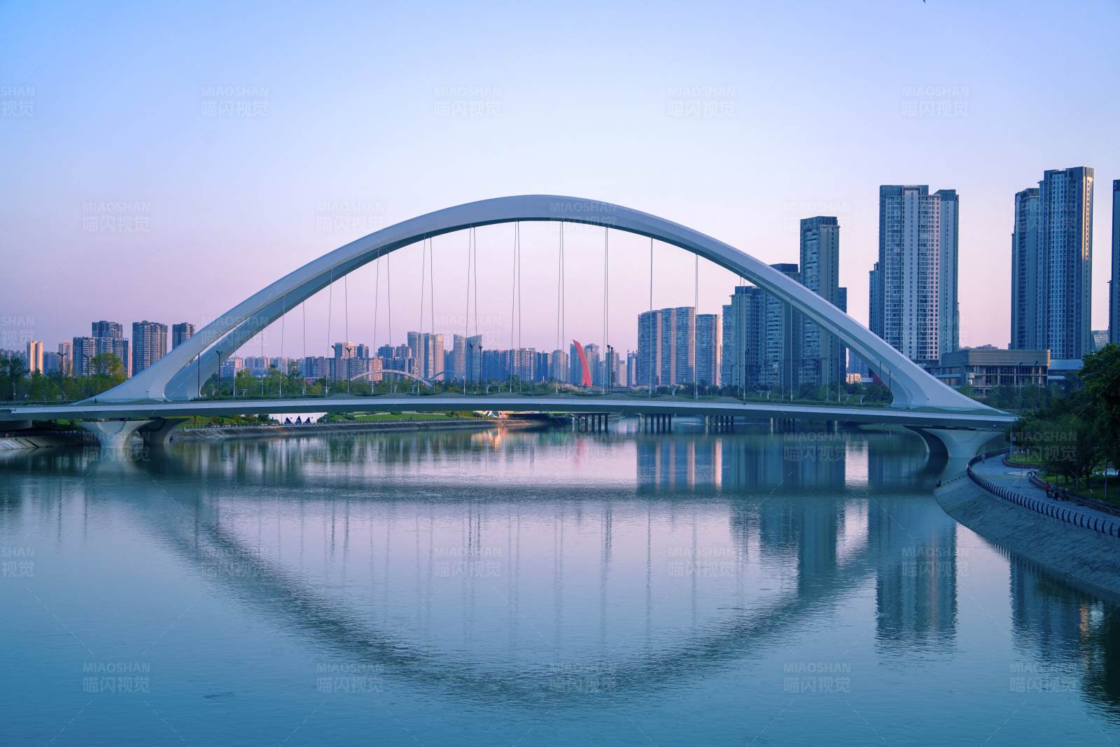 城市之桥 黄昏映水图片