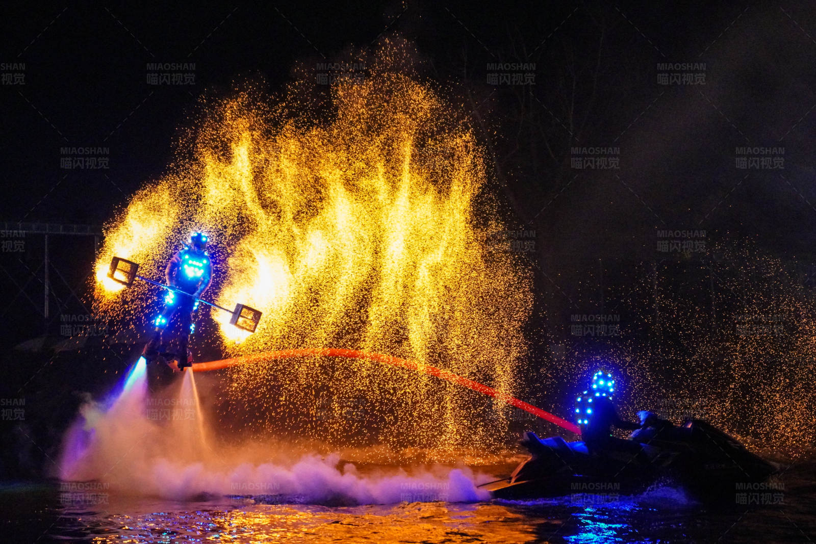 火焰喷射水上特技表演图片