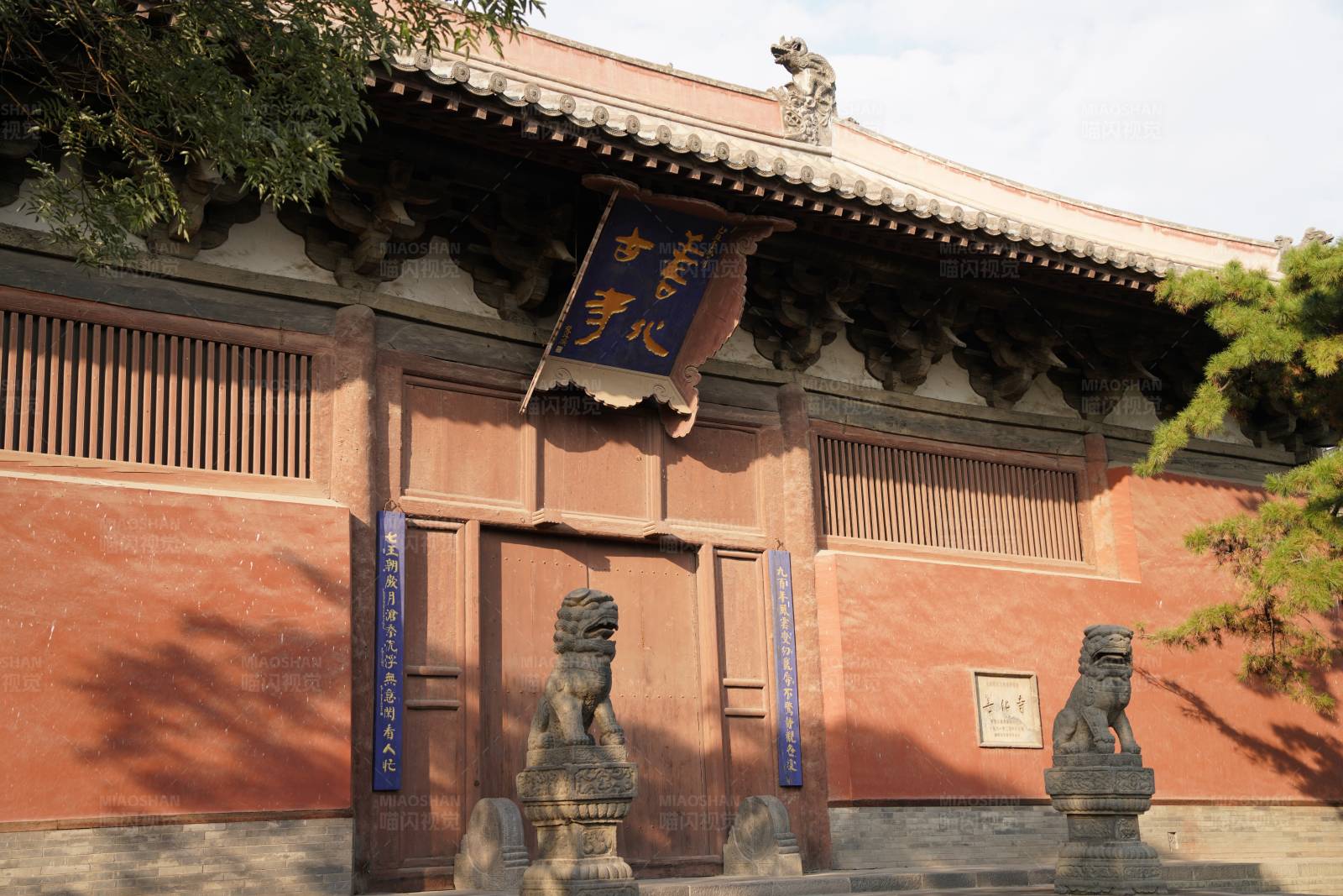 古寺门前石狮守图片