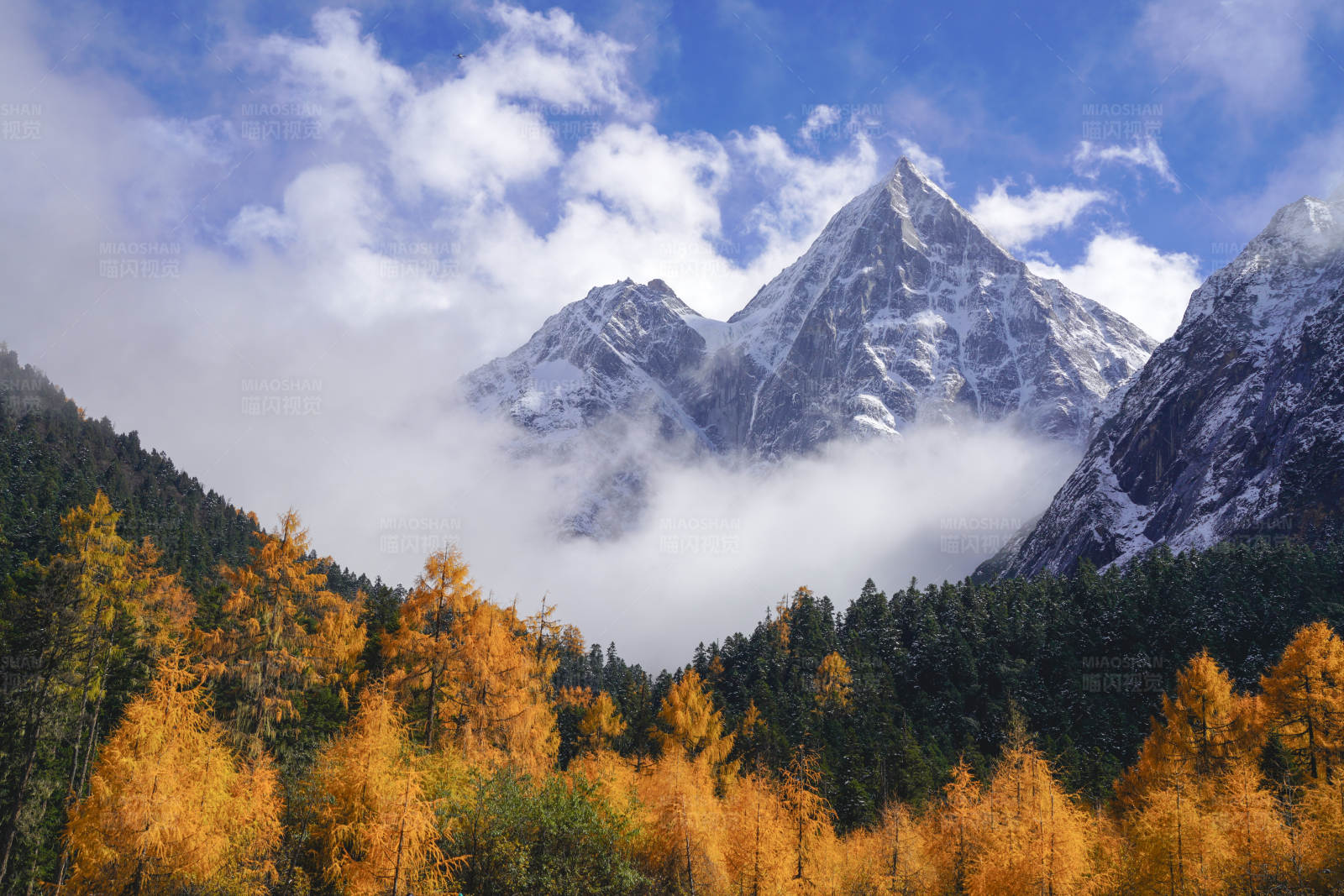 秋日雪山云雾图图片