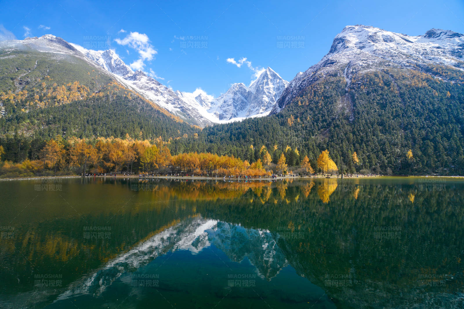 秋日雪山湖光图片