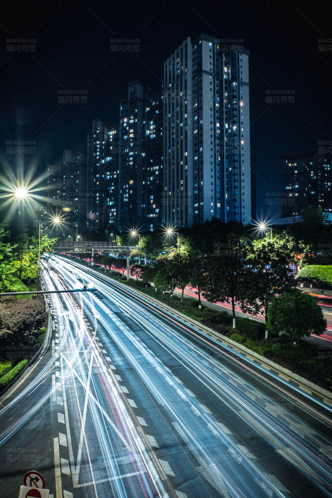 城市夜景中的车流轨迹图片