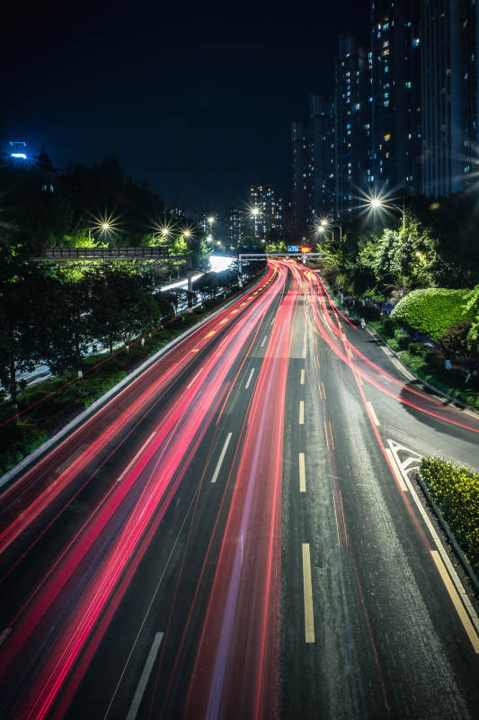 夜间城市交通流图片