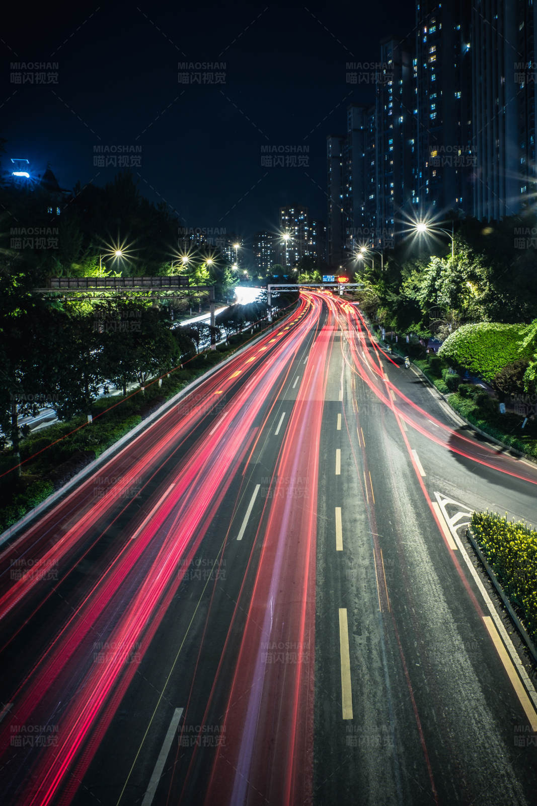 夜间城市交通流图片
