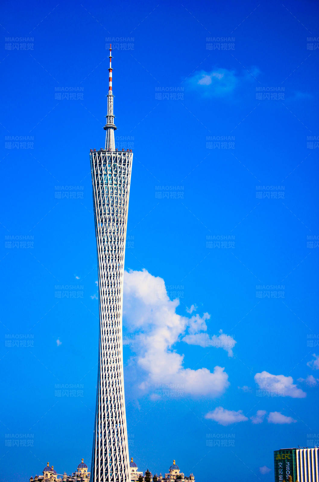 广州塔 蓝天白云下的美丽图片