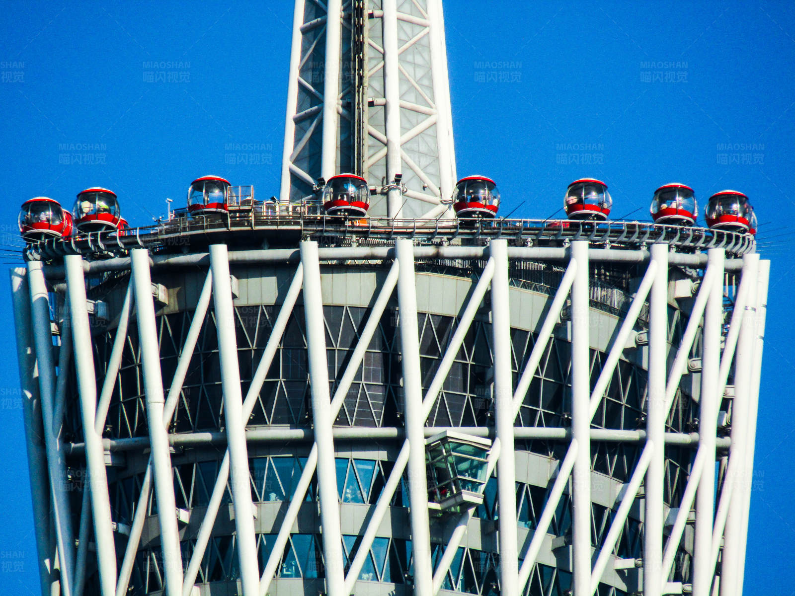 摩天轮上的红色车厢图片