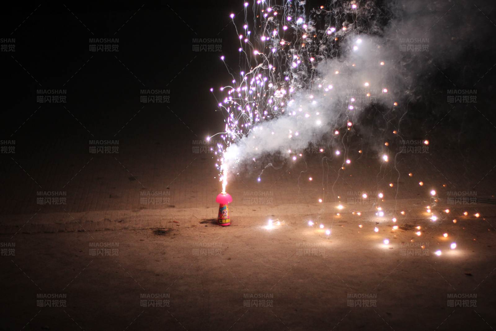 夜空下的烟花绽放图片