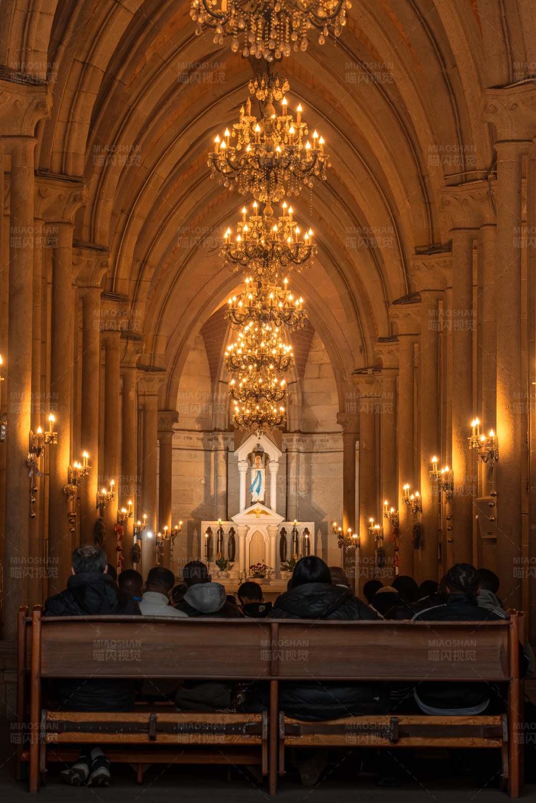教堂内的祈祷时刻图片