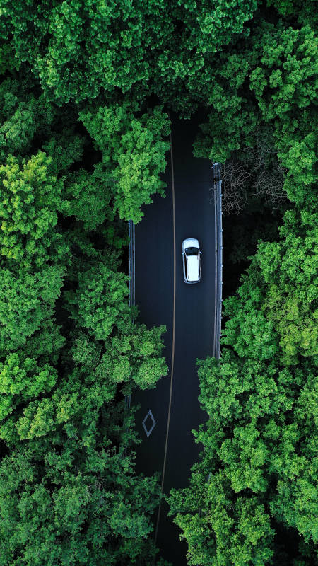 航拍南京环陵路上的一辆白色汽车图片