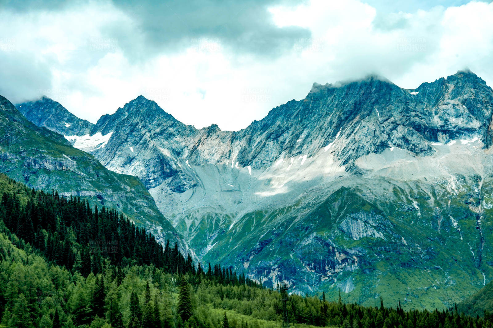 四姑娘山双桥沟景区高山云雾翠林环绕图片