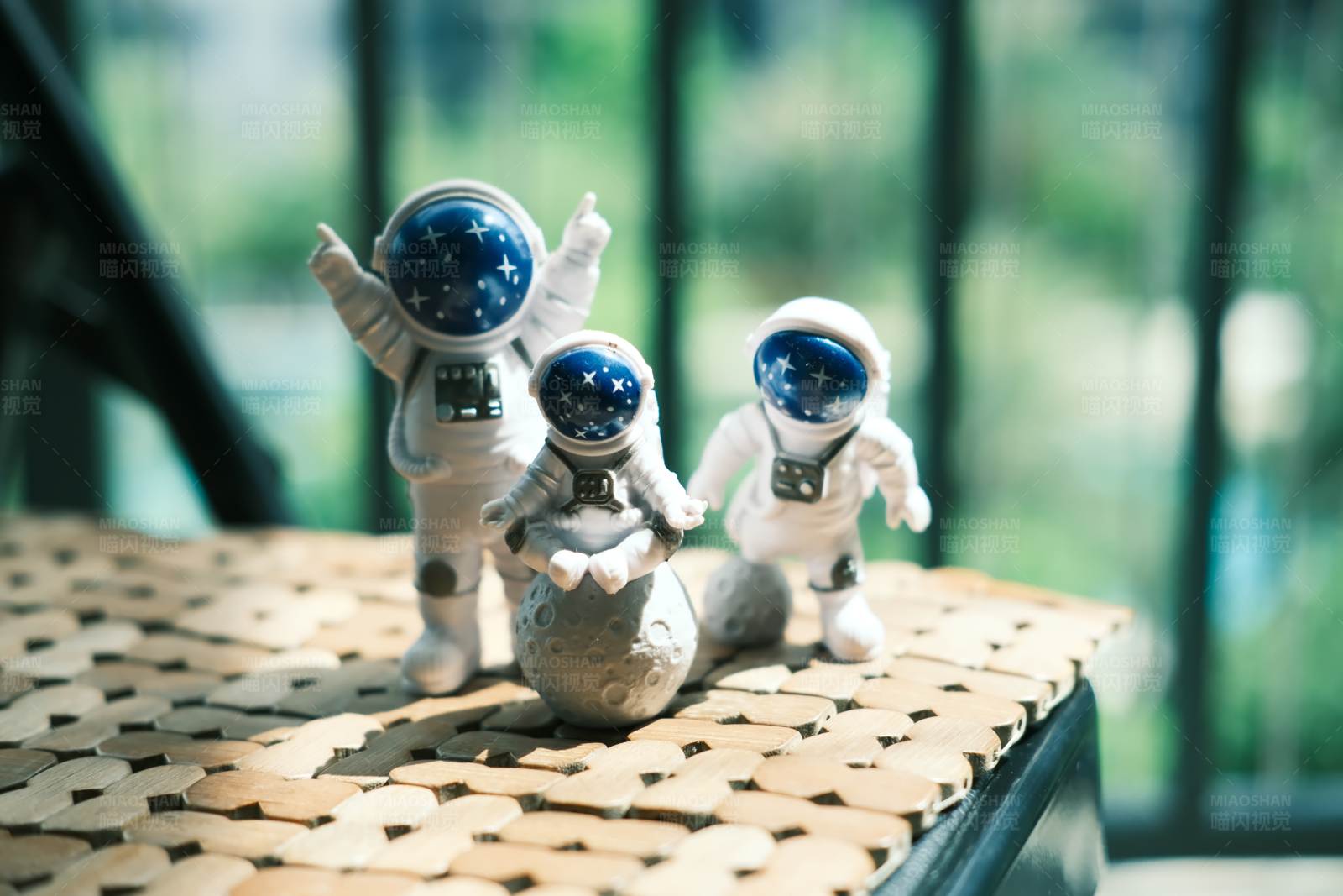 宇航员小雕像图片
