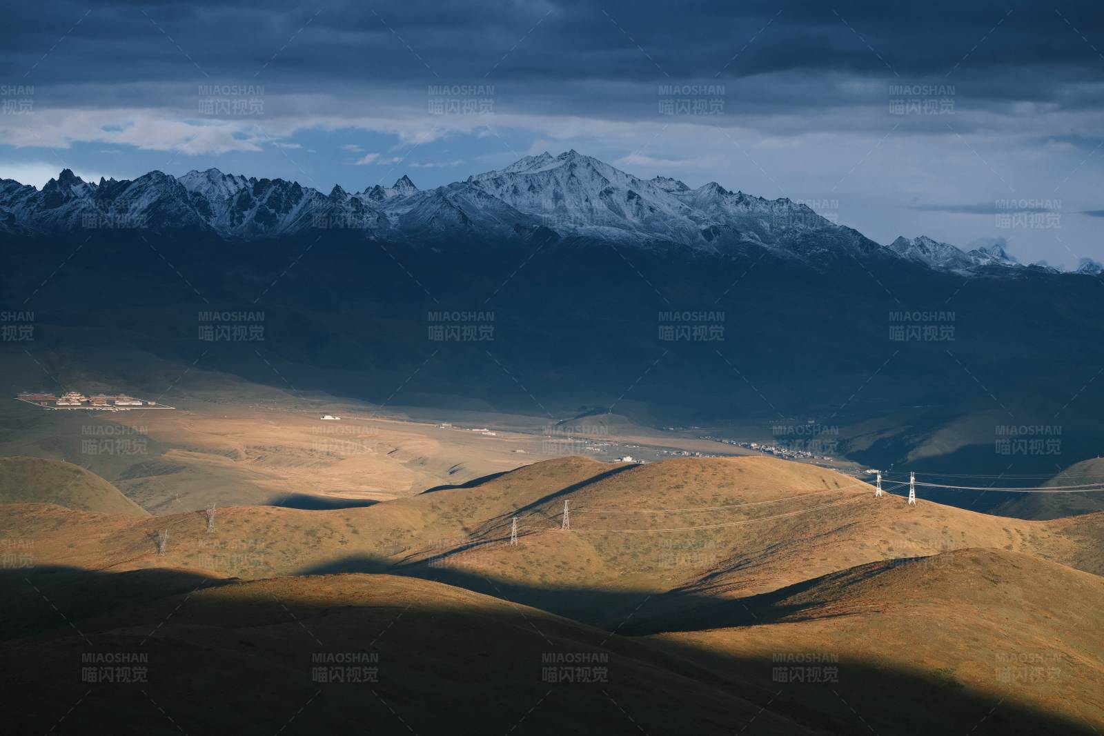 川西雅拉雪山下的草原风光图片