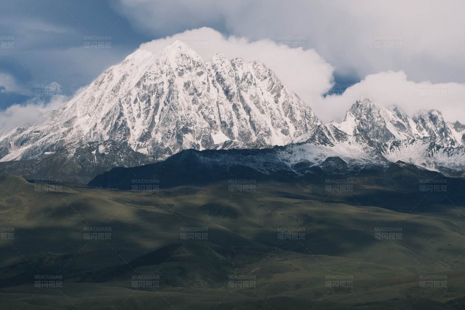 川西雅拉雪山图片