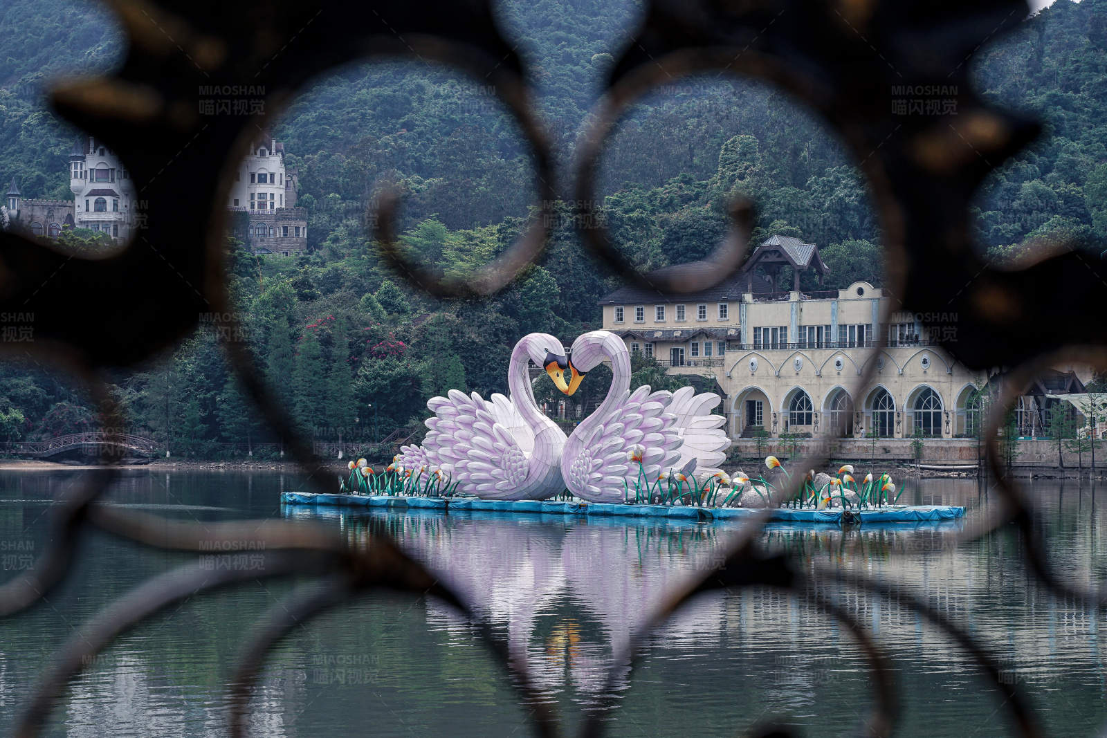 湖上天鹅心形雕塑图片