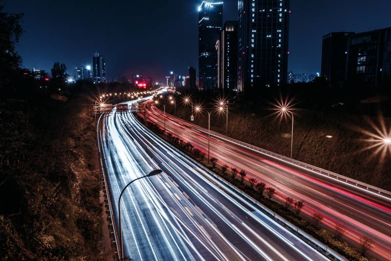 夜间城市交通流图片