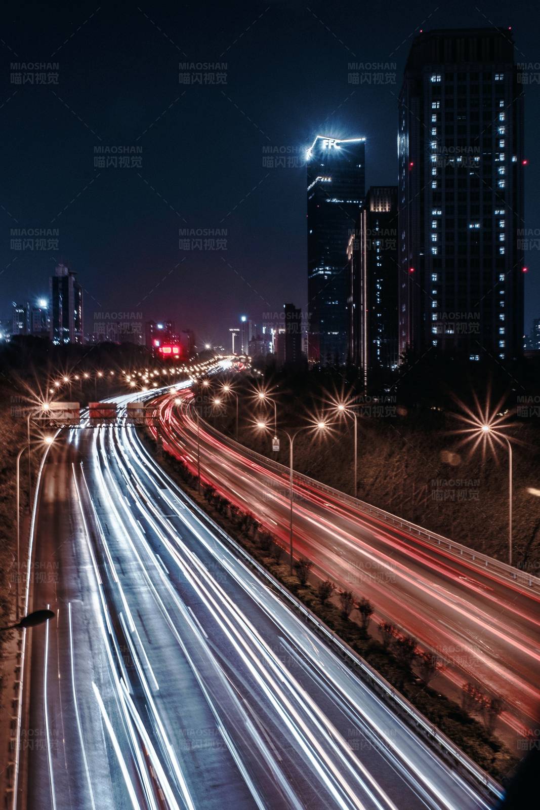 夜色中的城市交通图片