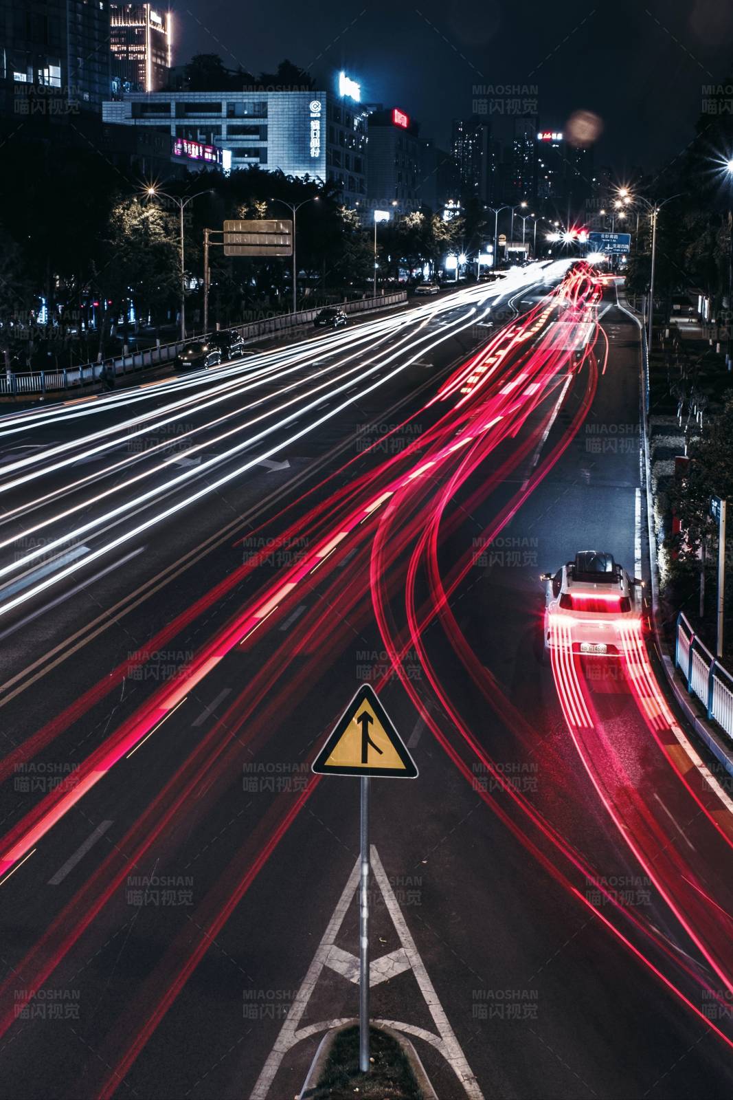 夜间城市交通流图片
