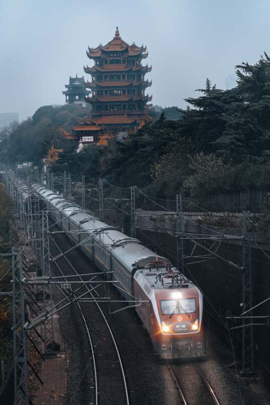 武汉黄鹤楼下的火车图片