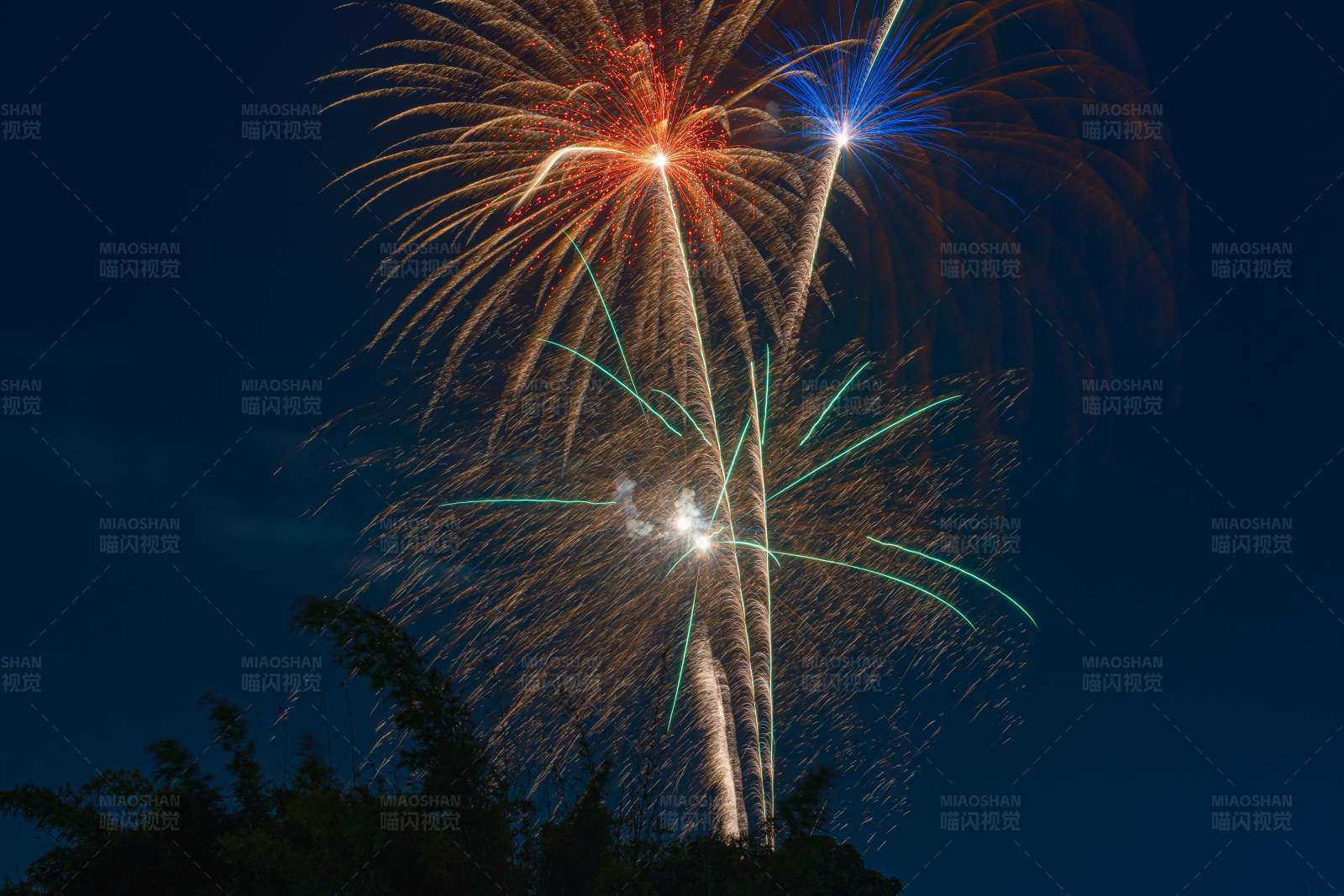 夜空中的烟花绽放图片