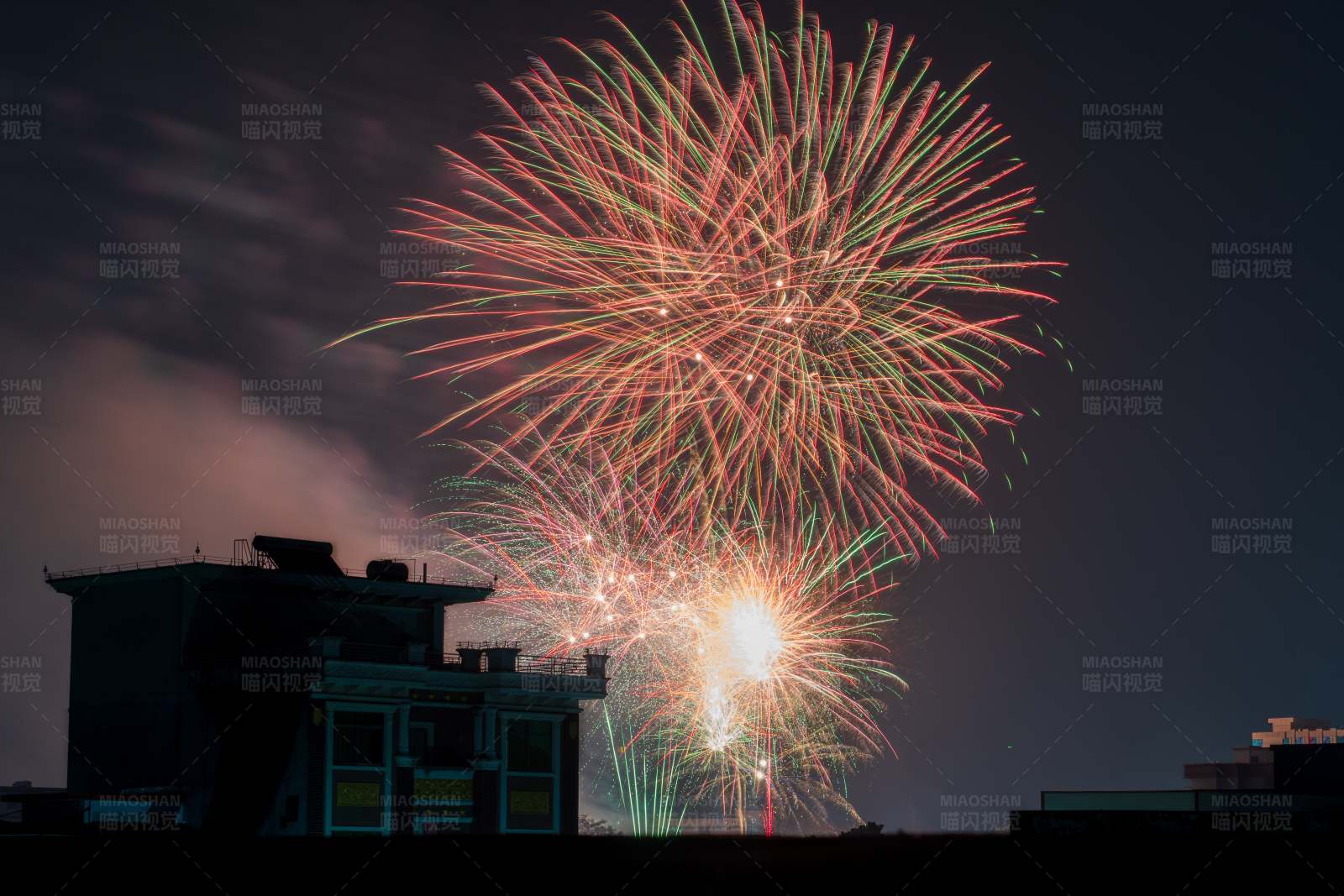 城市上空的烟花绽放图片