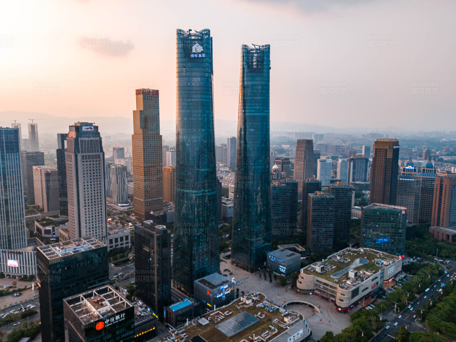 江西省南昌市双子塔城市天际线图片