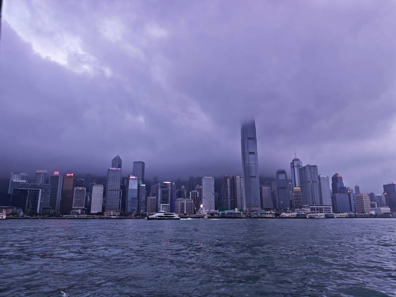 香港维港风雨天图片
